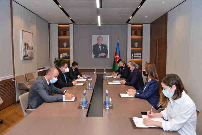 Джейхун Байрамов встретился с новоназначенным представителем ЕС в Азербайджане
