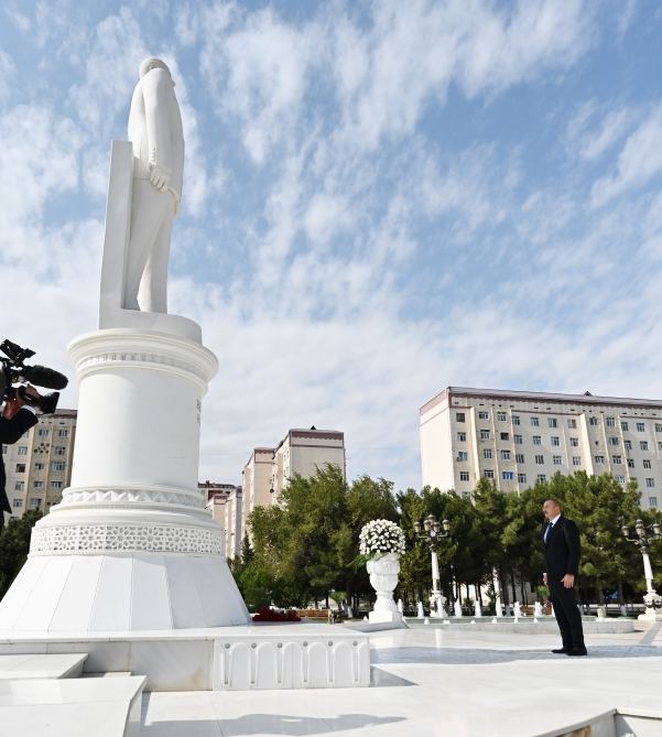 Ильхам Алиев посетил в Сумгайыте памятник великого лидера Гейдара Алиева - ФОТО