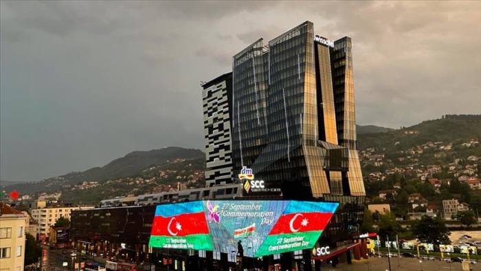 На гигантском дисплее в Сараево спроецирован флаг Азербайджана
