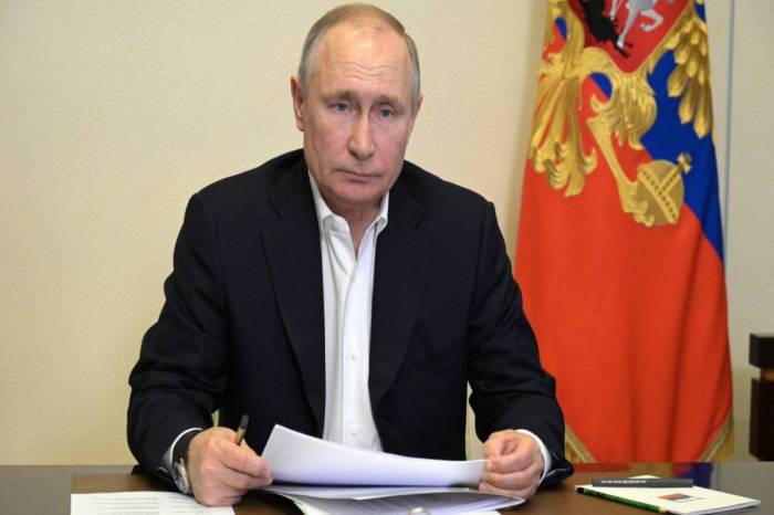 Путин поручил повысить объемы газа в европейских хранилищах

