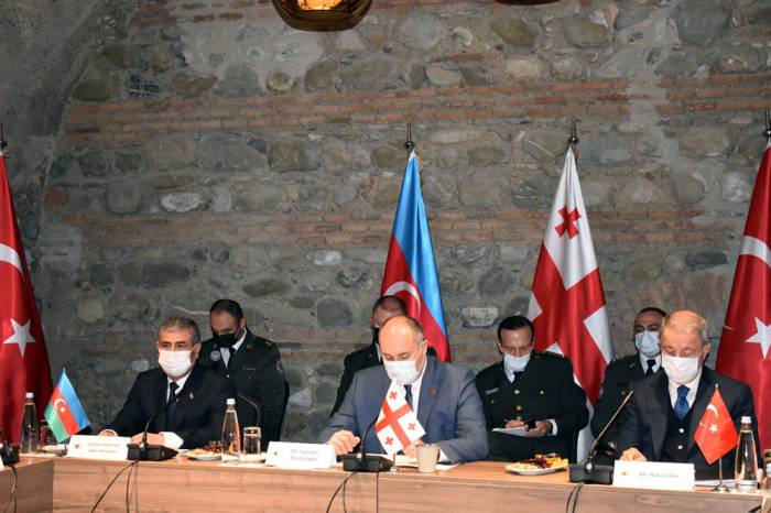 Состоялась трехсторонняя встреча министров обороны Азербайджана, Турции и Грузии - ФОТО