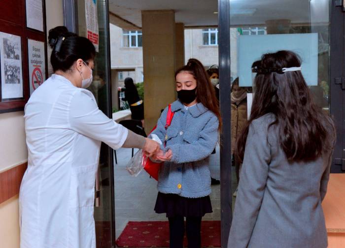 В школах Азербайджана коронавирусом заразились свыше 5 тыс. учащихся
