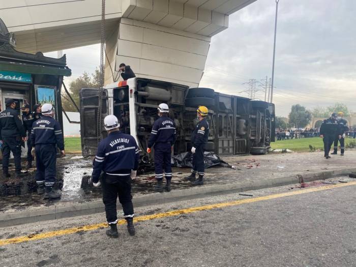 В Баку грузовик столкнулся с автобусом: есть погибшие и пострадавшие