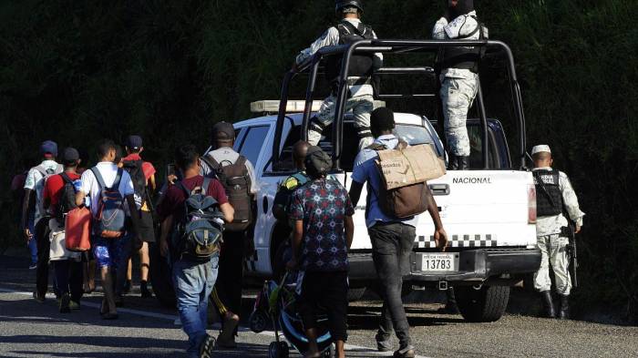 Мигранты идут пешком по Мексике - ВИДЕО 