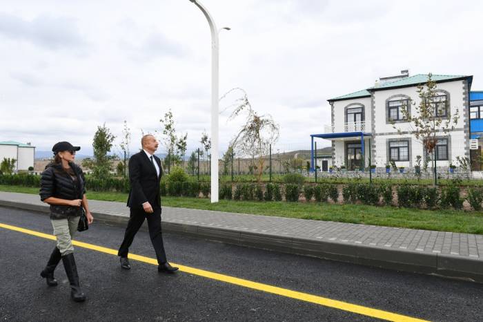 Ильхам Алиев и Мехрибан Алиева совершили поездку в Зангилан - ФОТО