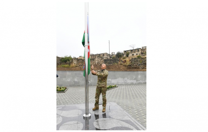 Ильхам Алиев поднял флаг Азербайджана в селе Талыш и поселке Суговушан - ФОТО