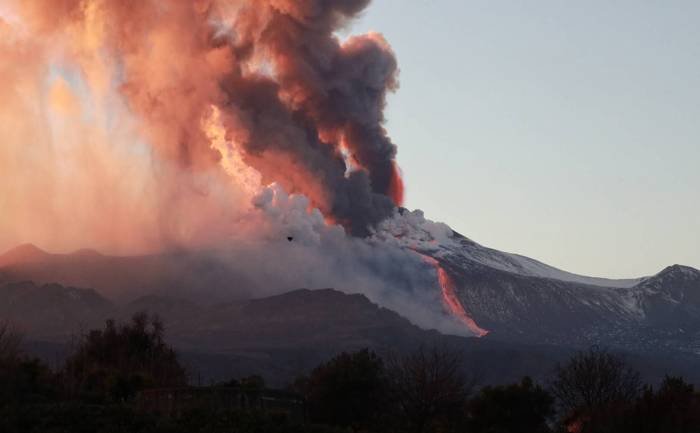 Извержение вулкана на Канарах длится уже ровно месяц - ВИДЕО