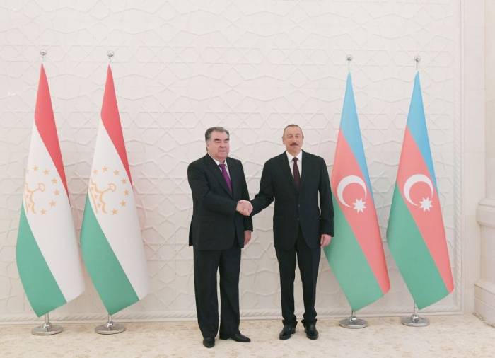 Президент Ильхам Алиев позвонил Эмомали Рахмону
