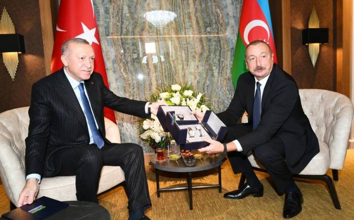 Эрдоган подарил президенту Азербайджана часы с изображением цветка Харыбюльбюль