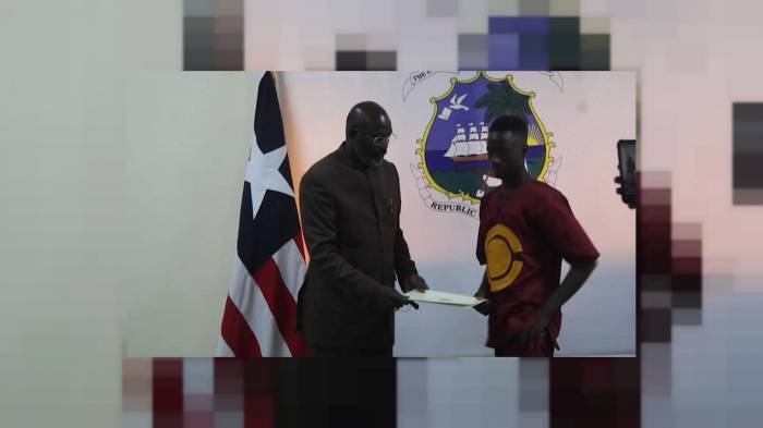 19-летний парень из Либерии нашел на дороге $50 000 и вернул владелице - ВИДЕО 