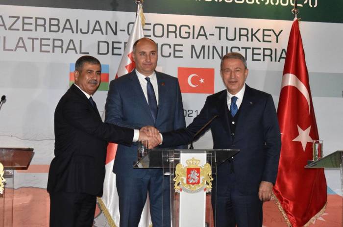 Министры обороны Азербайджана, Турции и Грузии провели пресс-конференцию
