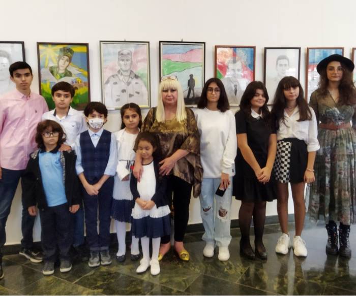В Баку впервые прошла выставка воспитанников Нигяр Нариманбековой