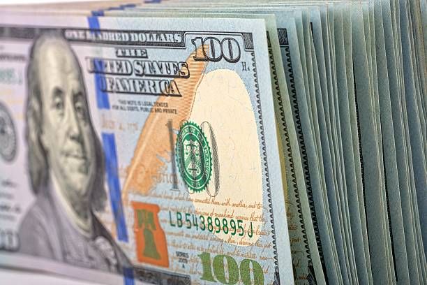 Банки Азербайджана приостановили прием долларов