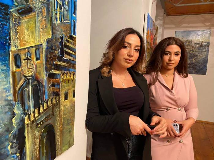 В Баку прошла выставка молодых художниц