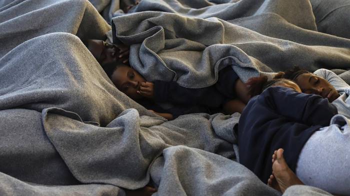 800 спасённых мигрантов направляются к Лампедузе - ВИДЕО 