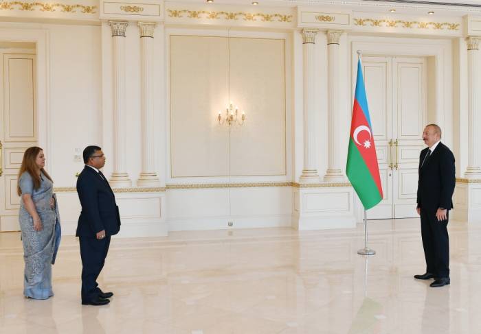 Ильхам Алиев принял верительные грамоты нового посла Бангладеш - ФОТО