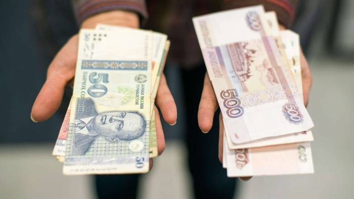 В Таджикистане рекордно обвалился рубль
