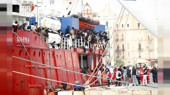 Около 850 спасённых мигрантов сошли в порту Сицилии - ВИДЕО 