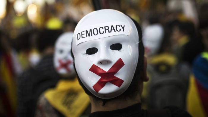 Китаю не нужна "американская демократия", которая разрушает