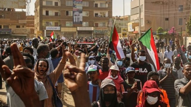Судан протестует против власти военных - ВИДЕО 
