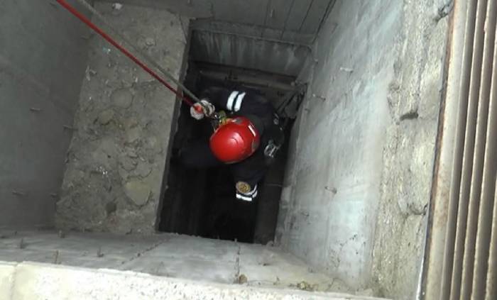 Азербайджанские спасатели достали человека, упавшего в шахту подвала «Зимнего парка» - ВИДЕО
