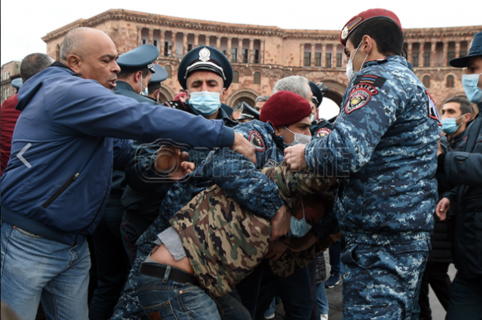 Акция протеста у здания правительства Армении