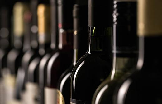 В Азербайджане предложено освободить от НДС алкогольные напитки и табачные изделия
