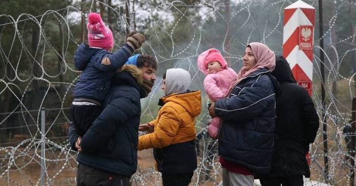 Лукашенко приехал в лагерь беженцев на границе с Польшей