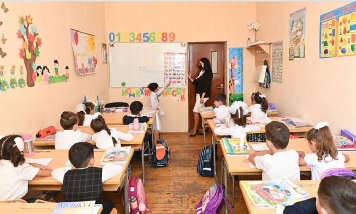 В трех школах Баку возобновились очные занятия