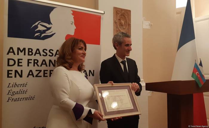 В Баку состоялось награждение Рейхан Гусейновой французским Орденом Академических Пальм