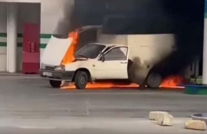 В Баку на заправке загорелся автомобиль - ВИДЕО