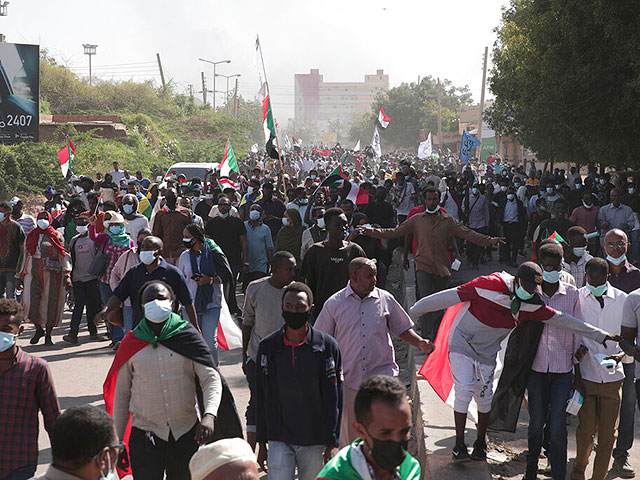 В Судане подавлена манифестация против военных, более 100 пострадавших
