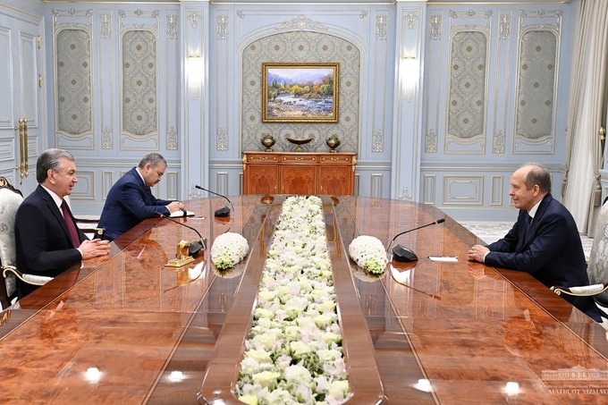 Президент Узбекистана принял главу ФСБ России
