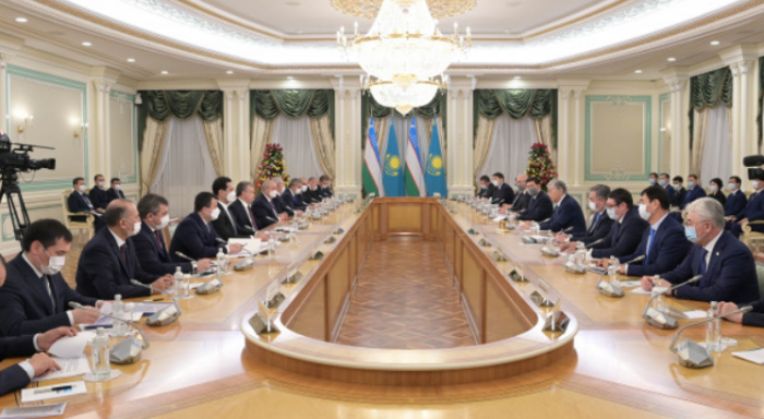 Касым-Жомарт Токаев и Шавкат Мирзиёев провели двусторонние переговоры в расширенном формате-