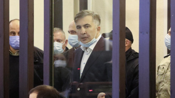 Сторонники Саакашвили накапливаются у тюрьмы в Рустави - ВИДЕО
