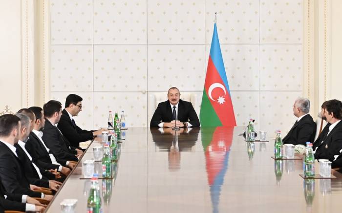 Ильхам Алиев принял членов футбольного клуба "Карабах"