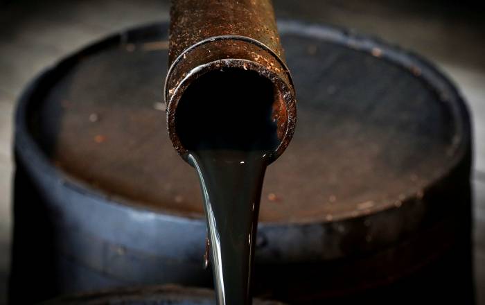 Цена на нефть обвалилась до рекордно низких значений
