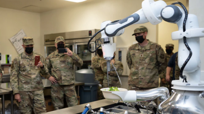 В США военных начал кормить робот

