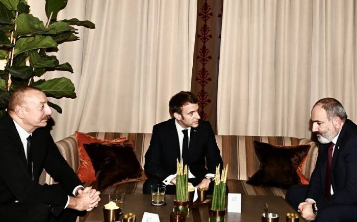 По инициативе Эмманюэля Макрона проходит неформальная встреча между президентом Азербайджана и премьер-министром Армении
