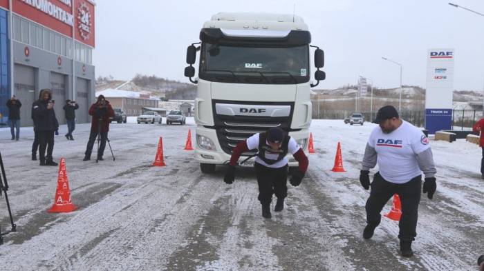 Силач протащил фуру в 8 тонн на 47,5 метра и установил рекорд России - ВИДЕО
