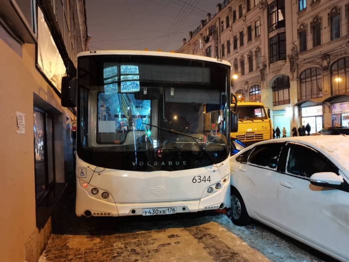 В Санкт-Петербурге автобус въехал в здание театра во время спектакля - ВИДЕО
