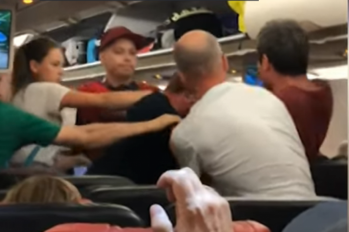 Пассажир во время полета затеял драку с собственной женой и попал на ВИДЕО
