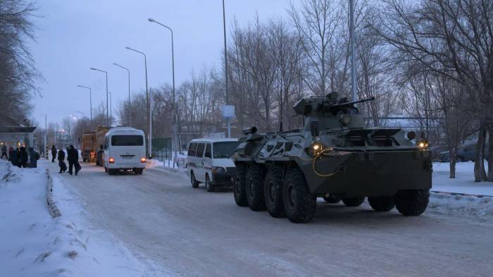 Белоруссия отправила в Казахстан миротворческую роту ВДВ
