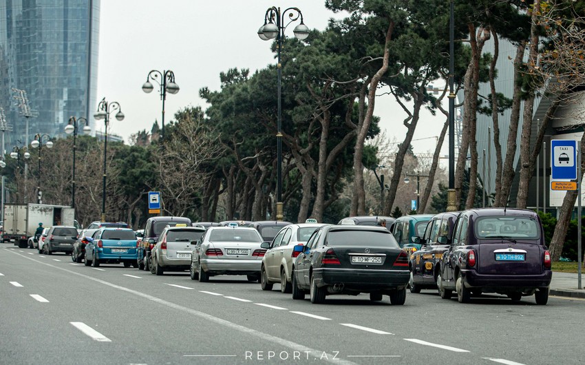 В Азербайджане определяется штраф за остановку других автомобилей на стоянках такси
