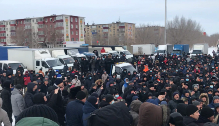 Протестующий на грузовике протаранил посты силовиков в Актау
 - ВИДЕО