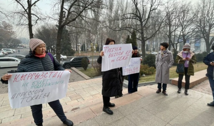 Граждане выступают против отправки кыргызских военных в Казахстан в рамках миротворческих сил ОДКБ
