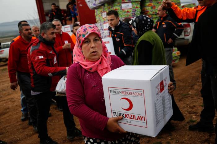 Турецкий Красный Полумесяц оказывает помощь беженцам рохинья в Пакистане - ВИДЕО