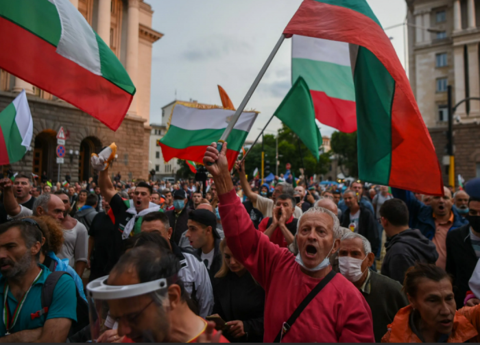 Протестующие попытались проникнуть в парламент в Болгарии - ВИДЕО
