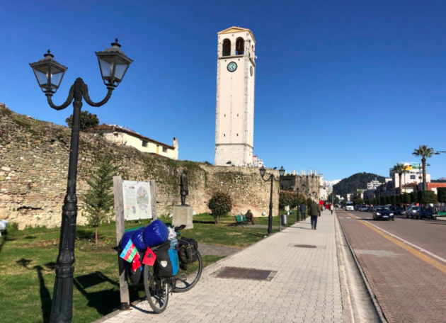 Азербайджанский путешественник добрался на велосипеде до Албании