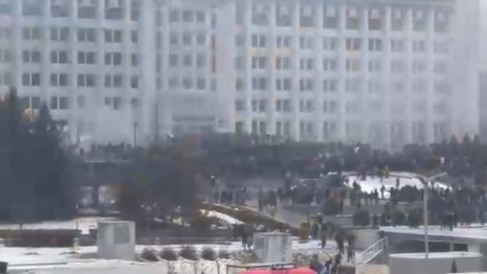 Ситуация в Алматы: Несколько тысяч человек пытаются сейчас прорваться на территорию резиденции президента - ВИДЕО
